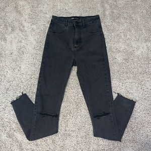 Zara skinny jeans with rips at the knee. Size USA 2.